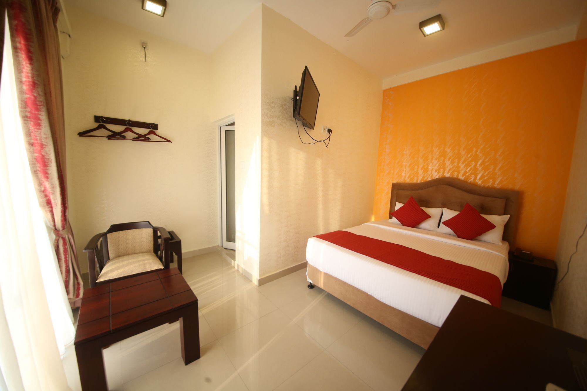 Hotel Sunhill Mount Lavinia Дехивала-Маунт-Лавиния Экстерьер фото